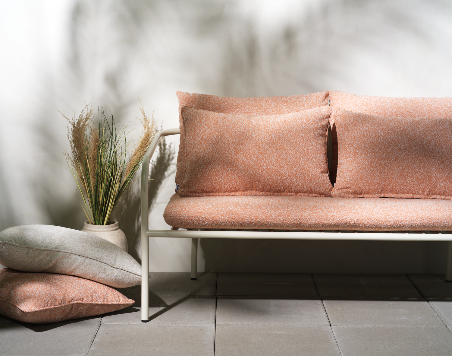 Bendt fåtölj Pearl White/Teddy Orange